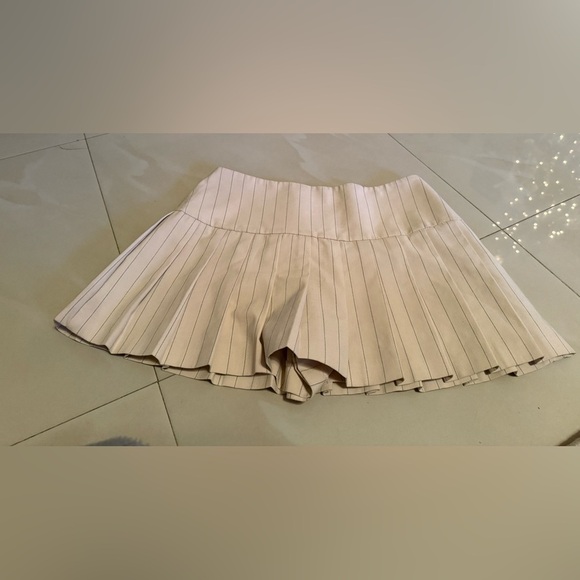 Zara Pleated Skort features a high waist, wrap front, side buckle, pleat details - Picture 15 of 16